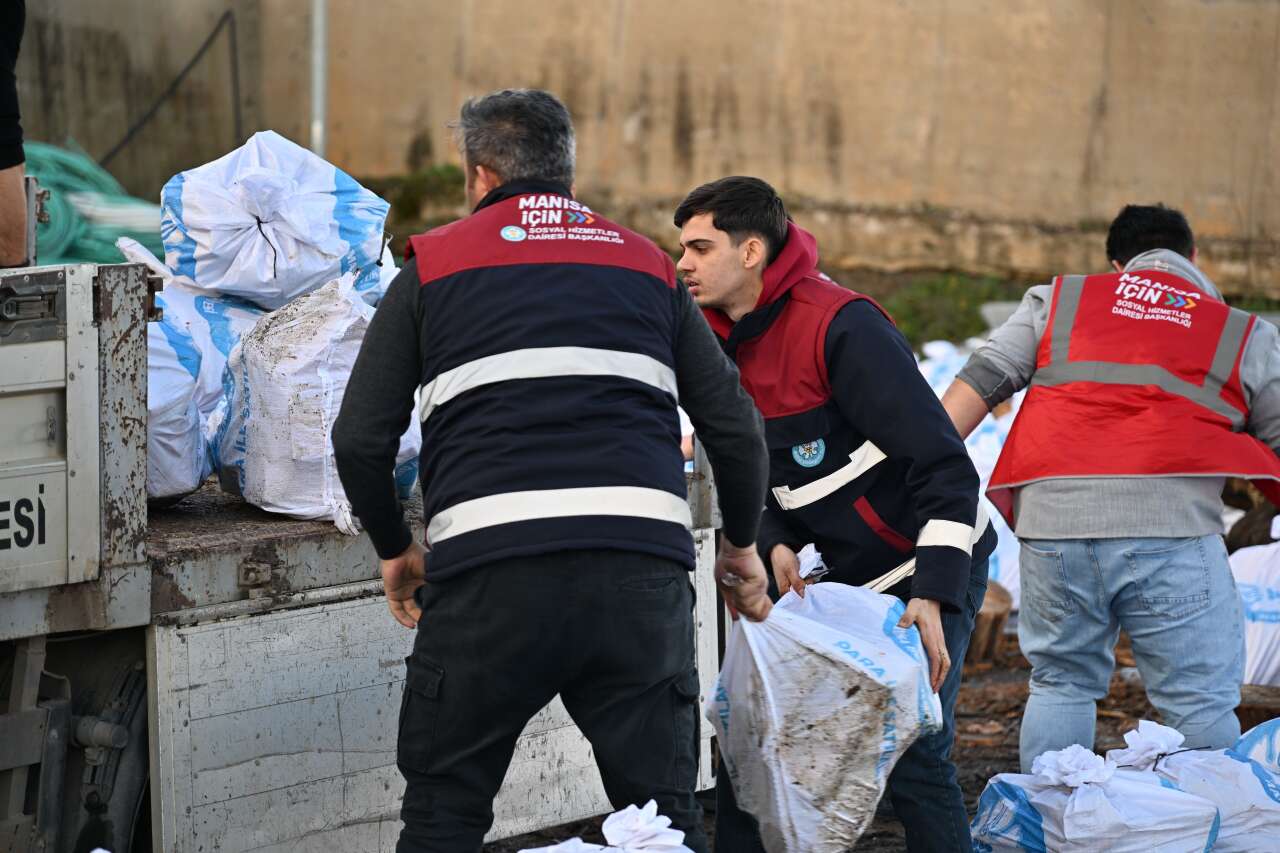 Manisa’da budanan ağaçlar yakacağa dönüştü: İhtiyaç sahiplerinin evine ulaştı 5